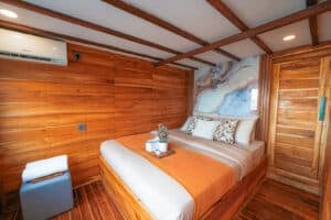 Akassa-Cruise_Komodo-Liveaboard-Phinisi_Deluxe-Cabin_01