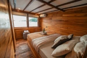 Akassa-Cruise_Komodo-Liveaboard-Phinisi_Deluxe-Cabin_06