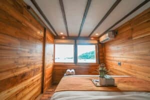 Akassa-Cruise_Komodo-Liveaboard-Phinisi_Deluxe-Cabin_07