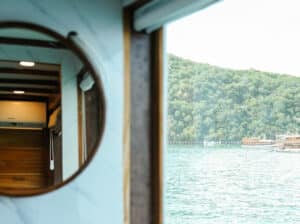 Akassa-Cruise_Komodo-Liveaboard-Phinisi_Deluxe-Cabin_21