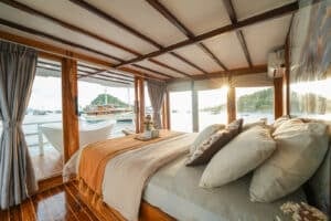 Akassa-Cruise_Komodo-Liveaboard-Phinisi_Master-Cabin_06