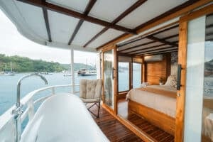 Akassa-Cruise_Komodo-Liveaboard-Phinisi_Master-Cabin_12