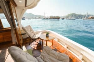 Akassa-Cruise_Komodo-Liveaboard-Phinisi_Suite-Cabin_07