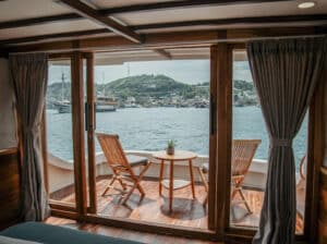 Akassa-Cruise_Komodo-Liveaboard-Phinisi_Suite-Cabin_12