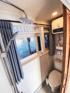 Amalfi_Komodo-Liveaboard-Phinisi_Deluxe-Cabin_01