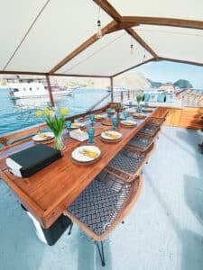 Amalfi_Komodo-Liveaboard-Phinisi_Dining_01