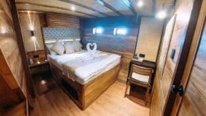 Angelica_Komodo-Liveaboard-Phinisi_Deluxe-Cabin-2_01