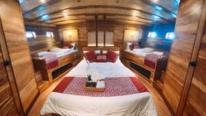 Angelica_Komodo-Liveaboard-Phinisi_Family-Cabin_01