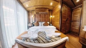 Angelica_Komodo-Liveaboard-Phinisi_Master-Cabin-1_02