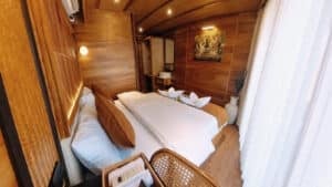 Angelica_Komodo-Liveaboard-Phinisi_Master-Cabin-1_03