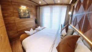 Angelica_Komodo-Liveaboard-Phinisi_Master-Cabin-1_04