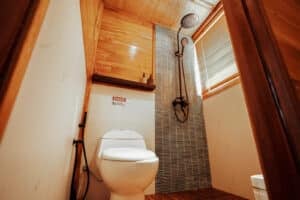 Angelica_Komodo-Liveaboard-Phinisi_Master-Cabin-1_06