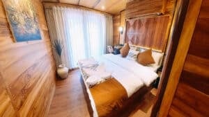 Angelica_Komodo-Liveaboard-Phinisi_Master-Cabin-2_04
