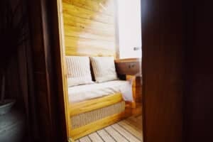 Angelica_Komodo-Liveaboard-Phinisi_Master-Cabin-2_07