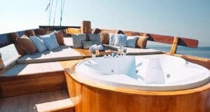 Angelica_Komodo-Liveaboard-Phinisi_Social-Area_01