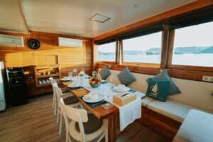 Cordelia-Phinisi_Komodo-Liveaboard-Phinisi_Dining_01