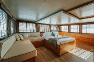 Cordelia-Phinisi_Komodo-Liveaboard-Phinisi_Master-Cabin_13