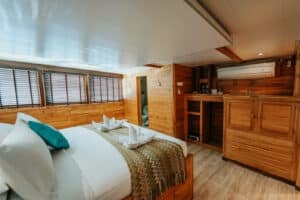 Cordelia-Phinisi_Komodo-Liveaboard-Phinisi_Master-Cabin_15