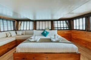 Cordelia-Phinisi_Komodo-Liveaboard-Phinisi_Master-Cabin_20