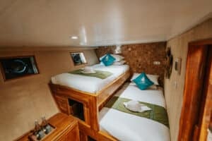 Cordelia-Phinisi_Komodo-Liveaboard-Phinisi_Superior-Cabin-1_05