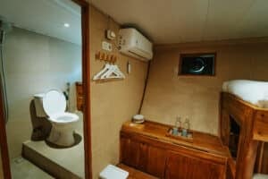 Cordelia-Phinisi_Komodo-Liveaboard-Phinisi_Superior-Cabin-1_14