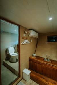 Cordelia-Phinisi_Komodo-Liveaboard-Phinisi_Superior-Cabin-1_15