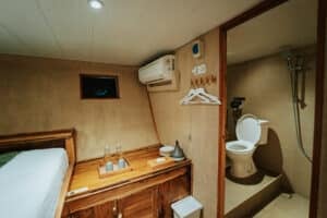 Cordelia-Phinisi_Komodo-Liveaboard-Phinisi_Superior-Cabin-2_08