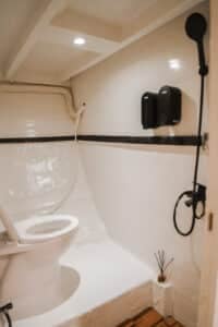 Derya_Komodo-Liveaboard-Phinisi_VIP-Cabin_01