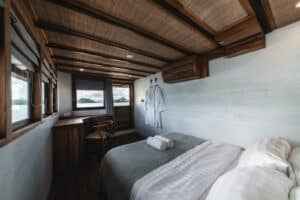 Elbark_Komodo-Liveaboard-Phinisi_Deluxe-Cabin_02