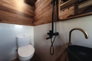 Elbark_Komodo-Liveaboard-Phinisi_Deluxe-Cabin_03