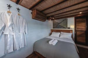 Elbark_Komodo-Liveaboard-Phinisi_Deluxe-Cabin_04