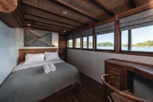 Elbark_Komodo-Liveaboard-Phinisi_Deluxe-Cabin_05