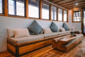 Elbark_Komodo-Liveaboard-Phinisi_Dining_01