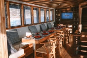 Elbark_Komodo-Liveaboard-Phinisi_Dining_02