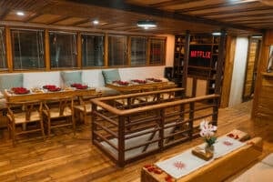 Elbark_Komodo-Liveaboard-Phinisi_Dining_03