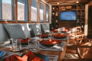 Elbark_Komodo-Liveaboard-Phinisi_Dining_04