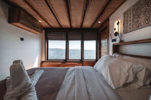 Elbark_Komodo-Liveaboard-Phinisi_Master-Cabin_01
