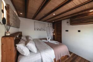 Elbark_Komodo-Liveaboard-Phinisi_Master-Cabin_03