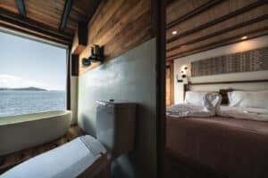 Elbark_Komodo-Liveaboard-Phinisi_Master-Cabin_05