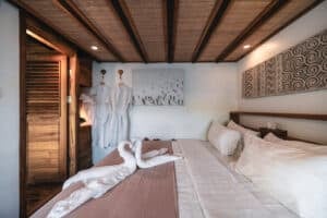 Elbark_Komodo-Liveaboard-Phinisi_Master-Cabin_07