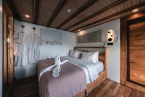 Elbark_Komodo-Liveaboard-Phinisi_Master-Cabin_08