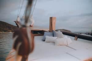 Elbark_Komodo-Liveaboard-Phinisi_Social-Area_01