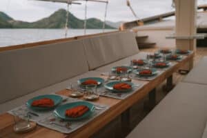 Elbark_Komodo-Liveaboard-Phinisi_Social-Area_02