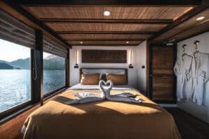 Elbark_Komodo-Liveaboard-Phinisi_Suite-Cabin_01