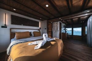 Elbark_Komodo-Liveaboard-Phinisi_Suite-Cabin_02