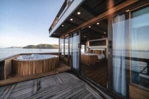 Elbark_Komodo-Liveaboard-Phinisi_Suite-Cabin_03