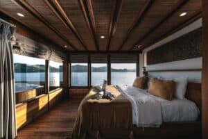 Elbark_Komodo-Liveaboard-Phinisi_Suite-Cabin_04