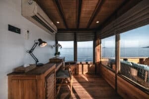 Elbark_Komodo-Liveaboard-Phinisi_Suite-Cabin_05