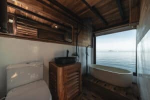 Elbark_Komodo-Liveaboard-Phinisi_Suite-Cabin_06