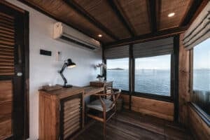 Elbark_Komodo-Liveaboard-Phinisi_Suite-Cabin_08